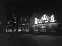 836308 Afbeelding van de feestverlichting aan de voorgevel van het N.S.-station Roosendaal te Roosendaal, ter ...